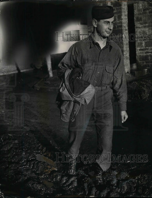 1942 a U.S. soldier in Ireland during World War II - Historic Images