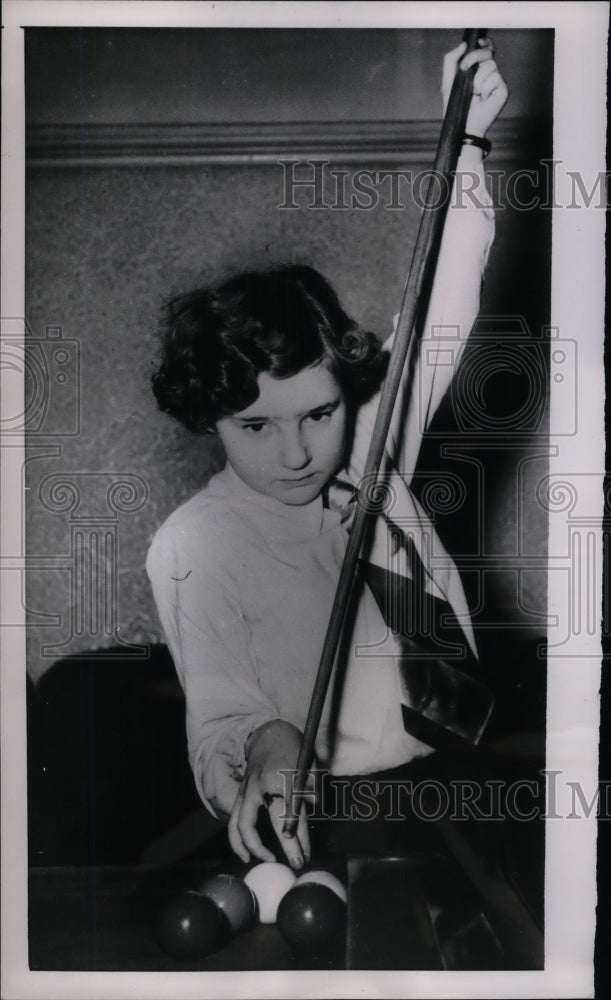 1953 Jean Halford makes tricky shot at Girls' Snooker Championship - Historic Images