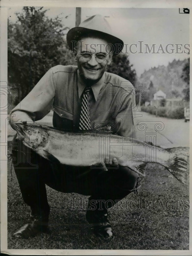 1938 Press Photo Oscar Bussell, Eugene, OR, Lands the &quot;Big One&quot; on Umpqua River - Historic Images