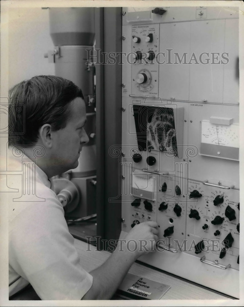 1970 Press Photo Physicist Peter Mee of GE Advanced Systems Technology Operation - Historic Images