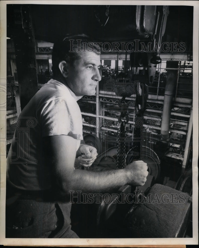 1950 Press Photo Jule Restauri top man in his department in operating the crane - Historic Images