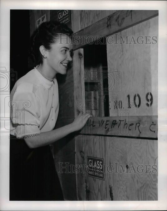 1952 Press Photo Pat McCoy Cleveland Arena Building Chrysler Corp New worlds-Historic Images