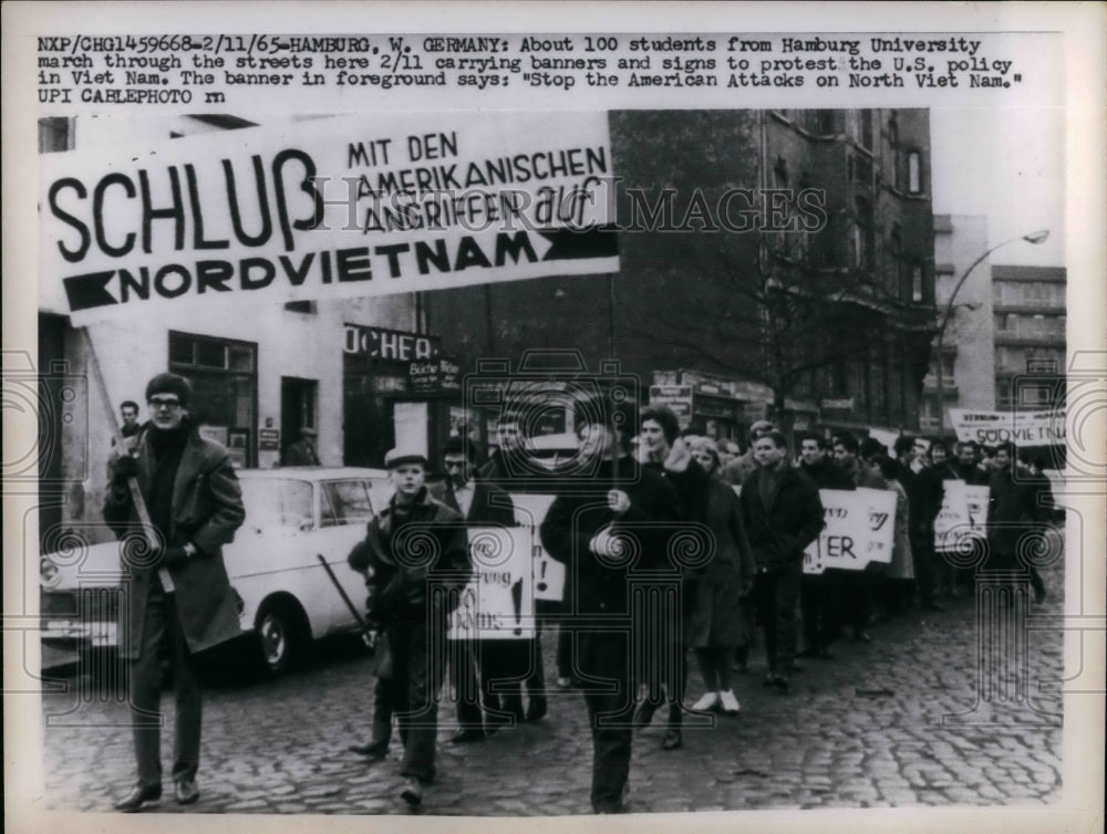 1965 Press Photo Hamburg University students protest the US Policy in Vietnam - Historic Images