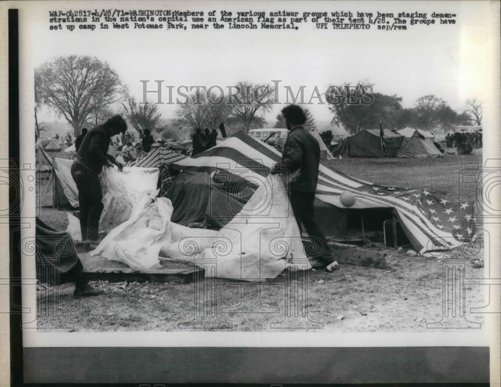 1971 Press Photo Demonstrations set up in West Potomac Park near the Lincoln - Historic Images