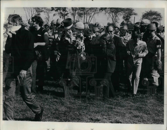 1969 Press Photo Demonstrators Led away from military reservation Training Depot-Historic Images