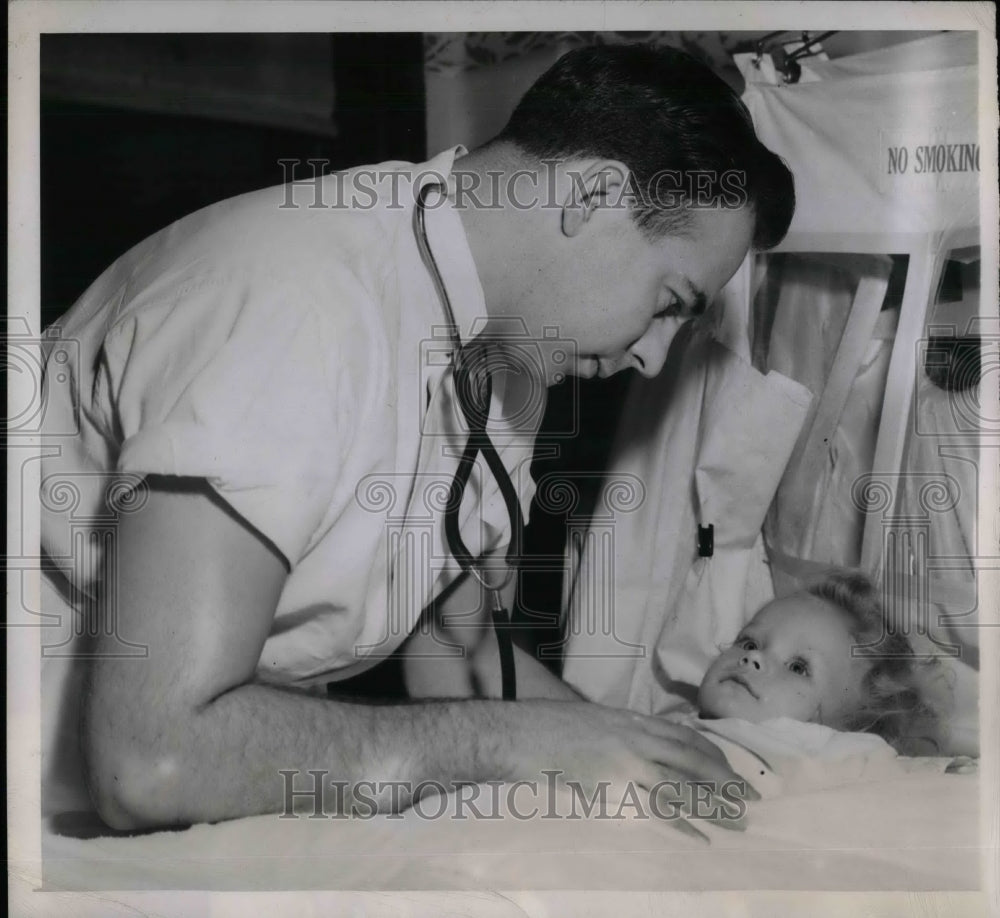 1950 Press Photo Dr. Joseph Judge with pacient Barbara Collins at a hospital - Historic Images