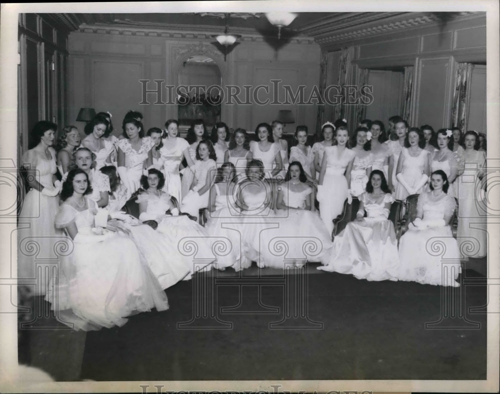 1945 Press Photo Fifty Debs come out in a party in San Francisco - nea20039 - Historic Images