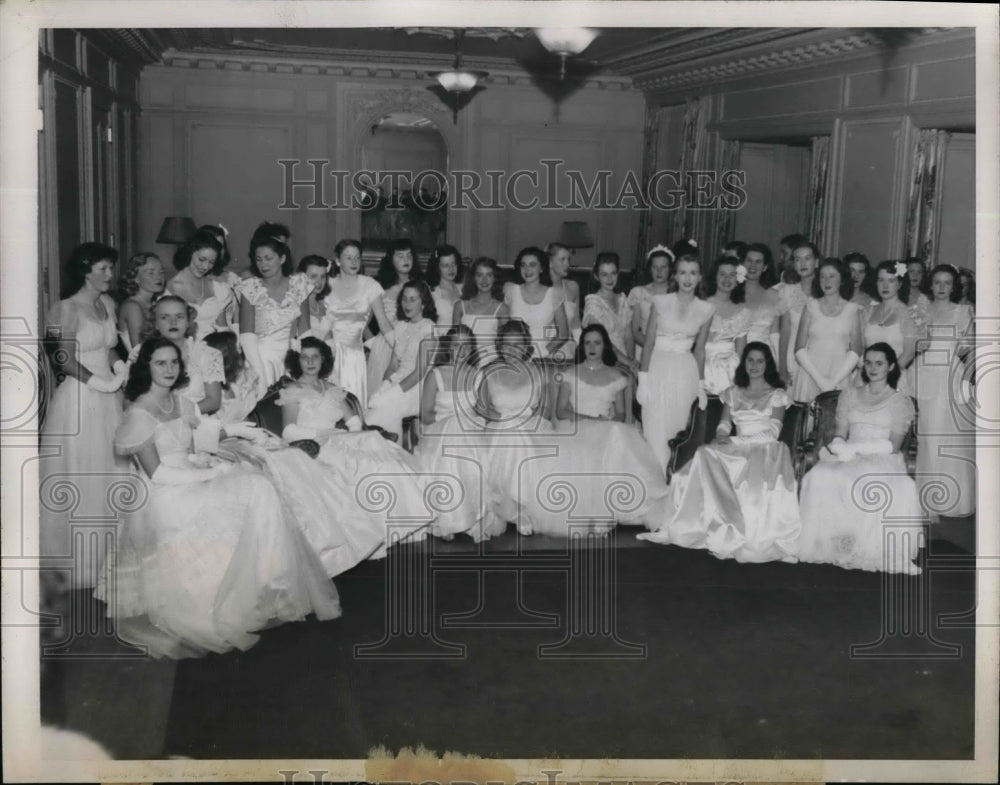 1945 Press Photo 50 Debs come out at a party in San Francisco - nea20040 - Historic Images