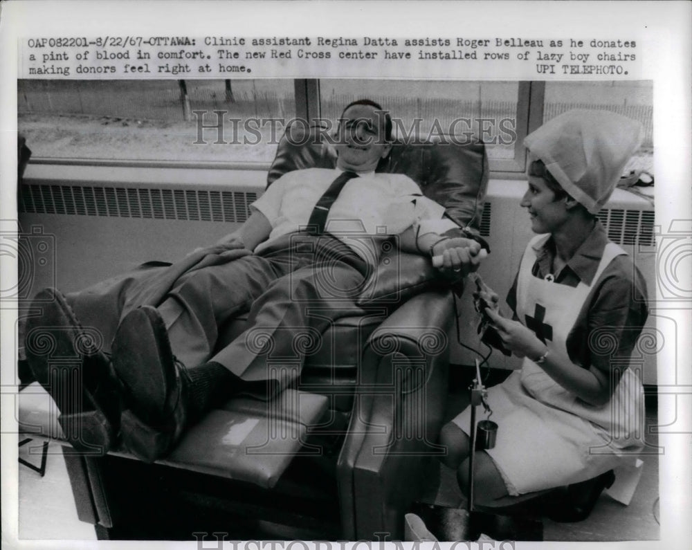 1967 Press Photo Regina Datta assists Roger Belleau at Red Cross blood drive - Historic Images