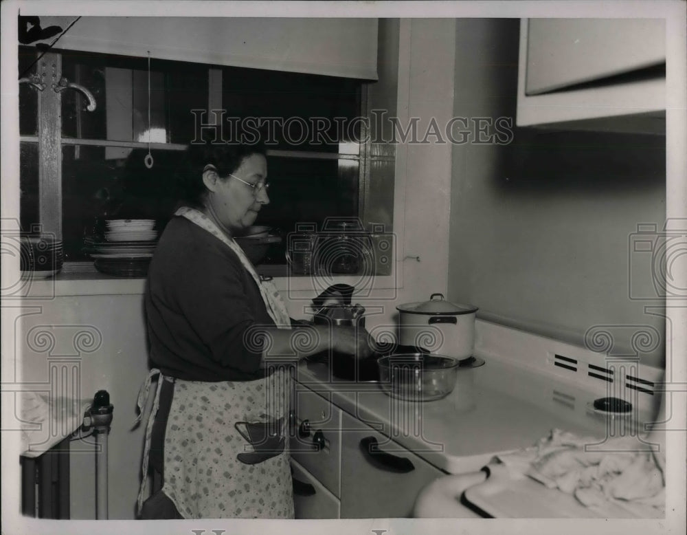 1937 Press Photo Mrs P Berkowitz cooks on electric stove at new home - nea20128-Historic Images