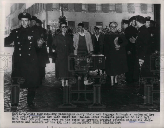 1954 Press Photo Passengers Carrying Suitcases During ILA Strike in New York - Historic Images