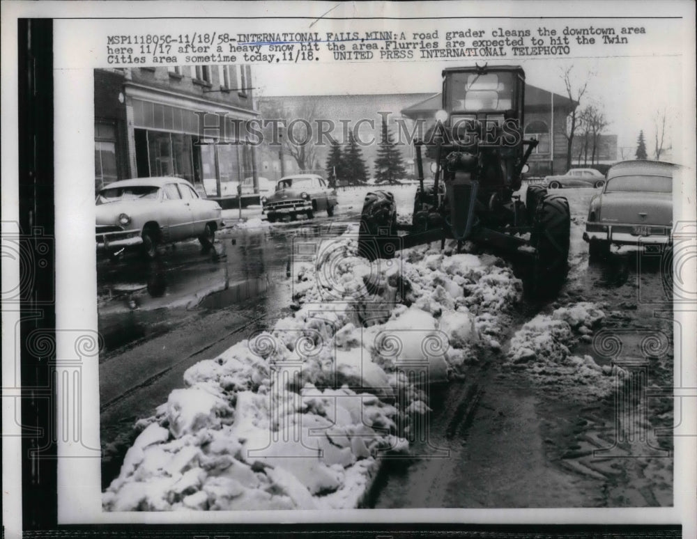 1958 Press Photo Road Grader Cleans Downtown International Falls of Snow - Historic Images