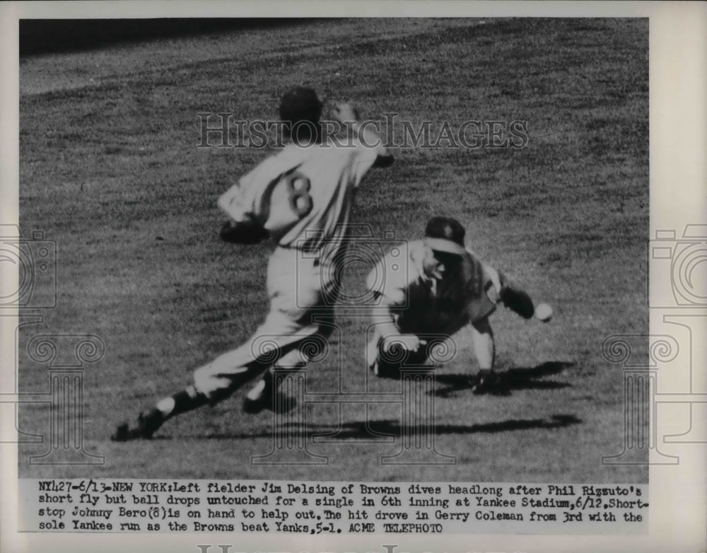 1951 Press Photo Browns Delsing Dives For Rizzuto Shory Fly But Ball Falls - Historic Images