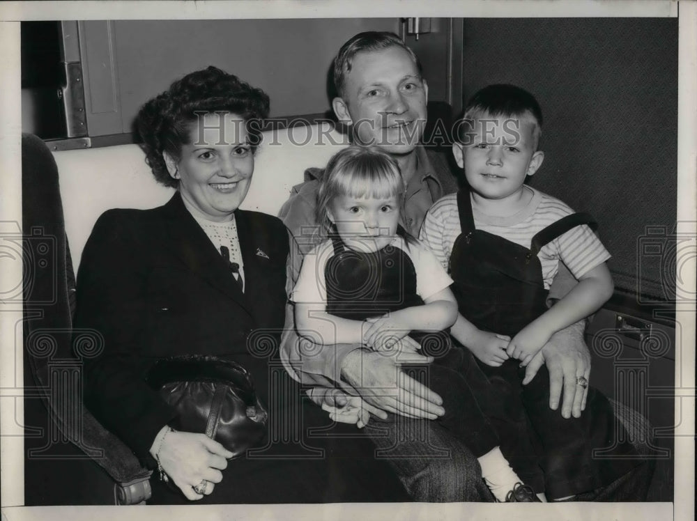 1946 Press Photo Cardinals Whitey Kurowski And His Family After World Series Win - Historic Images