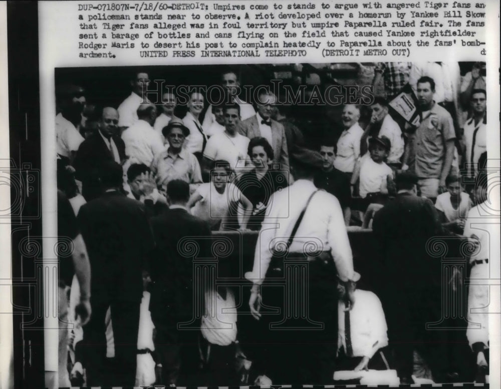 1960 Press Photo Umpires Arguing with Angry Detroit Fans Riot Developed - Historic Images