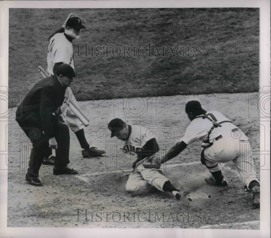 1951 Press Photo Pirate Bell scores at home vs Reds Bob Scheffing, ump L Goetz - Historic Images