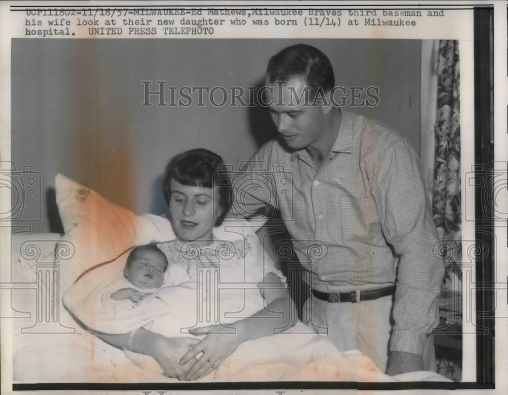 1957 Press Photo Millwaukee Braves 3rd baseman Ed Mathews &amp; his family - Historic Images
