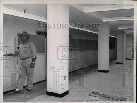 1960 Press Photo Construction Superintendent George Edwards At Gilman Building - Historic Images
