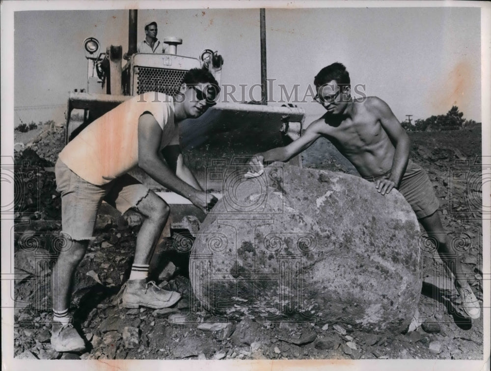 1965 William Hlavin, Carlos Hamblton, Natural Science Museum Digger - Historic Images