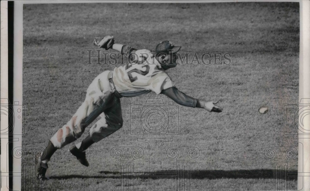 1954 Press Photo Philadelphia Phillies Swan Lake Harring Throwing Ball - Historic Images