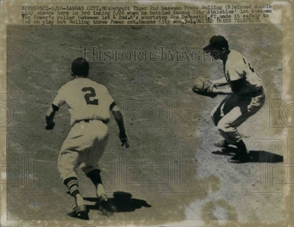 1957 Press Photo Detroit Tigers 2nd Baseman Frank Bolling & Athletics Vic Powers - Historic Images