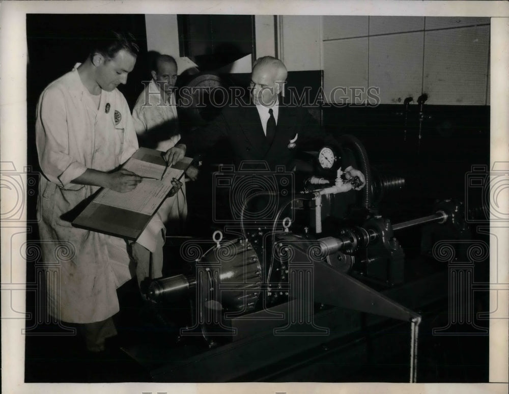 1943 Bill Eve &amp; Fred Otten with new De Palma gear train - Historic Images