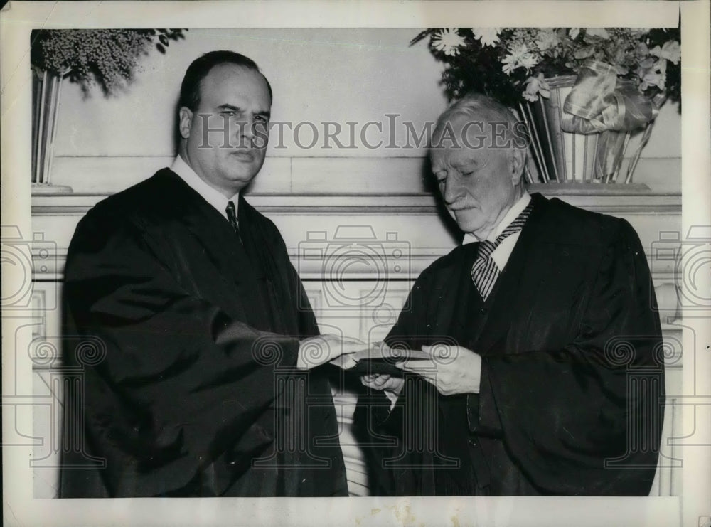 1937 Press Photo Judge Joseph Biffington swear in John Biggs as Justice of U.S.-Historic Images