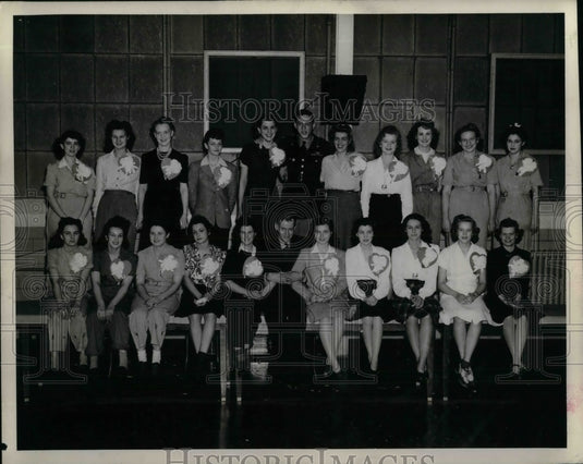 1944 Press Photo General Electric candidate workers for Sweet Heart. - nea21102-Historic Images
