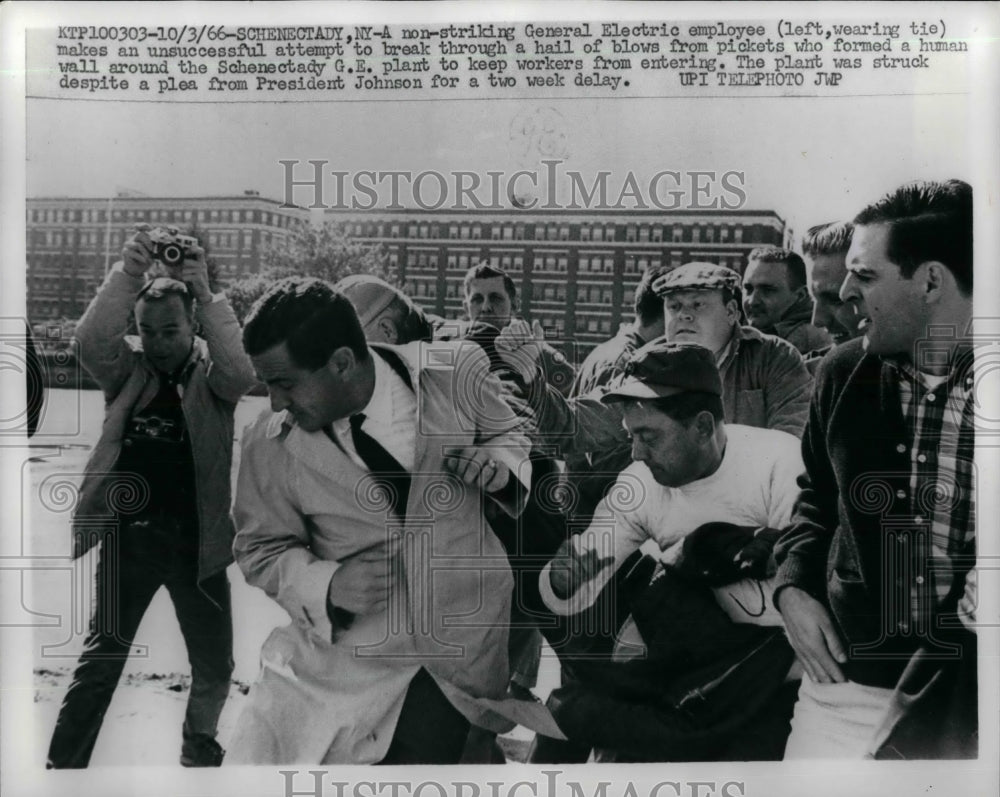 1966 Press Photo General Electric workers attempt to break through a human wall. - Historic Images