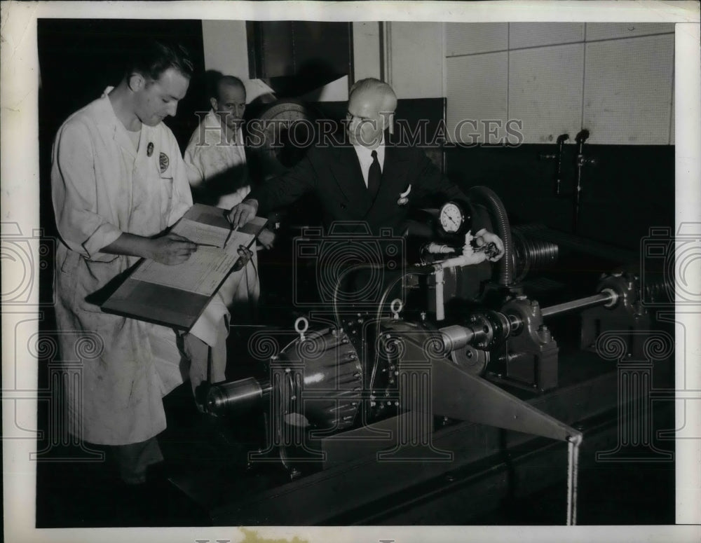 1943 Press Photo speed king Ralp De Palma testing new gear trains - nea21114 - Historic Images