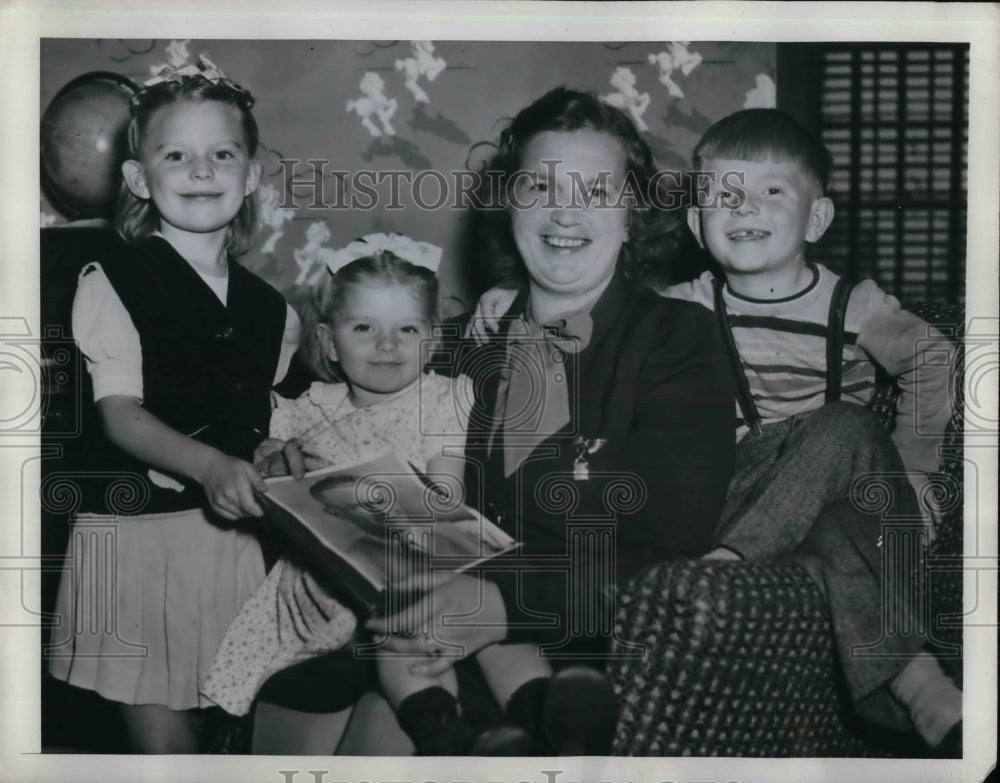 1945 Press Photo Mrs. Robert, Frances Caroline, Robert Jr. awaiting Robert Burns - Historic Images