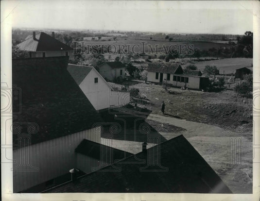 1941 Press Photo Brunkers Farm yard early morning sun, garage, barn - Historic Images