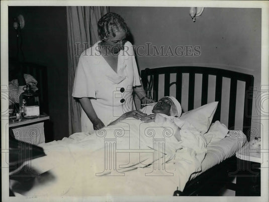 1934 Press Photo william Hayes & nurse Mrs Washburn at hisp after accident - Historic Images