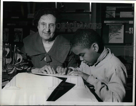 1967 Mrs Mary Hunt & Tony Thomas at Museum of Science & Industry - Historic Images