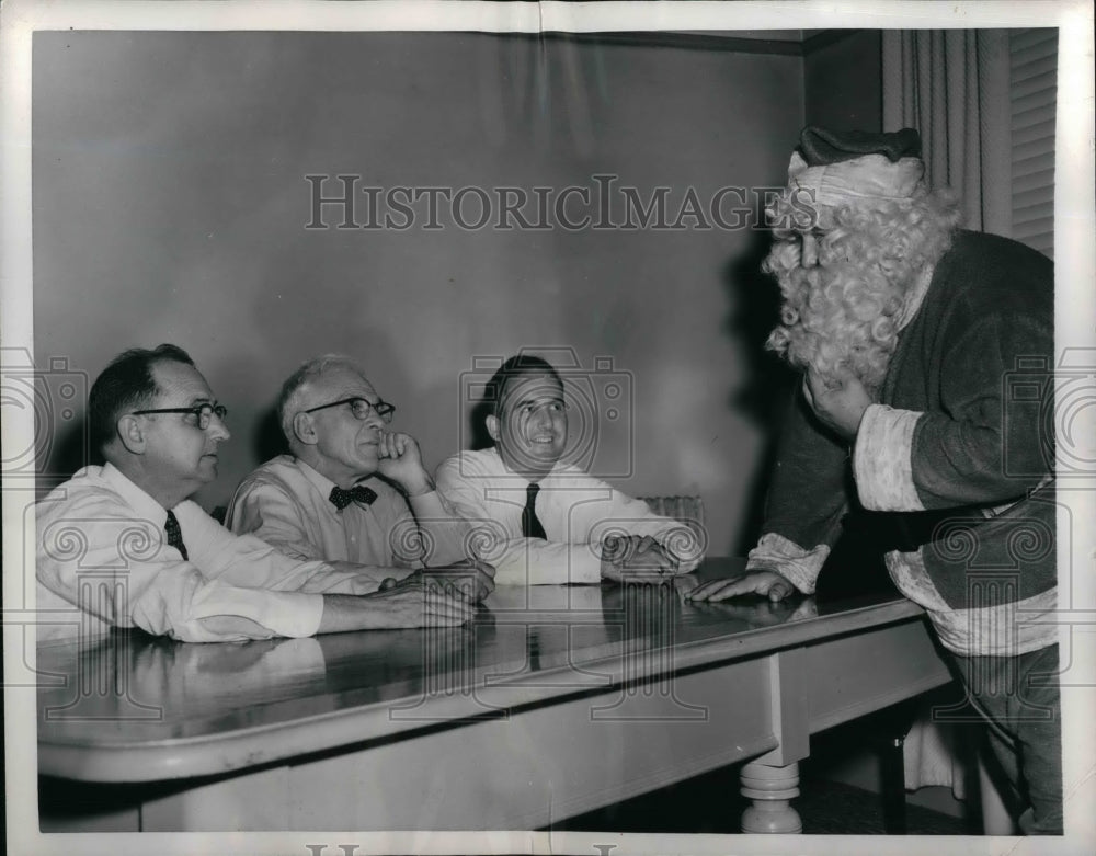 1953 Press Photo Summertime Santa with Mayor Burtiss Deal &amp; Samuel Fox - Historic Images