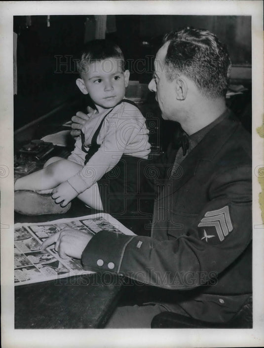 1945 Press Photo Sgt Morris Lazarow With Herman Hause Who Became Lost-Historic Images