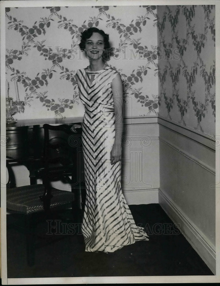 1934 Fashion show Vassar Club Miss Rea Delmates Silk Striped dress - Historic Images