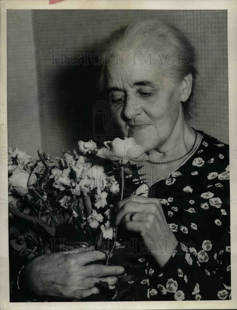 1937 Press Photo Mrs. C.H. Davies Mothers Day with flowers - nea21495 - Historic Images