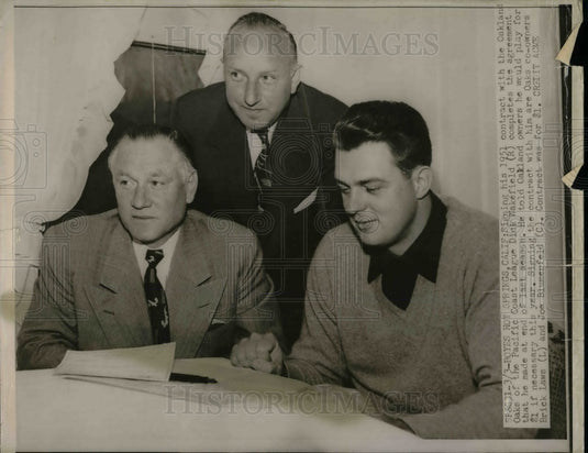 1951 Press Photo Oakland A's sign Dick Wakefield, Laws, Blumenfield co -owners-Historic Images