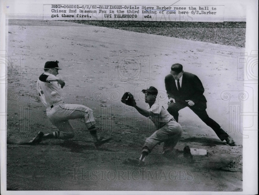 1962 Press Photo Oriole Steve Barber vs White Sox 2nd baseman Fox - Historic Images