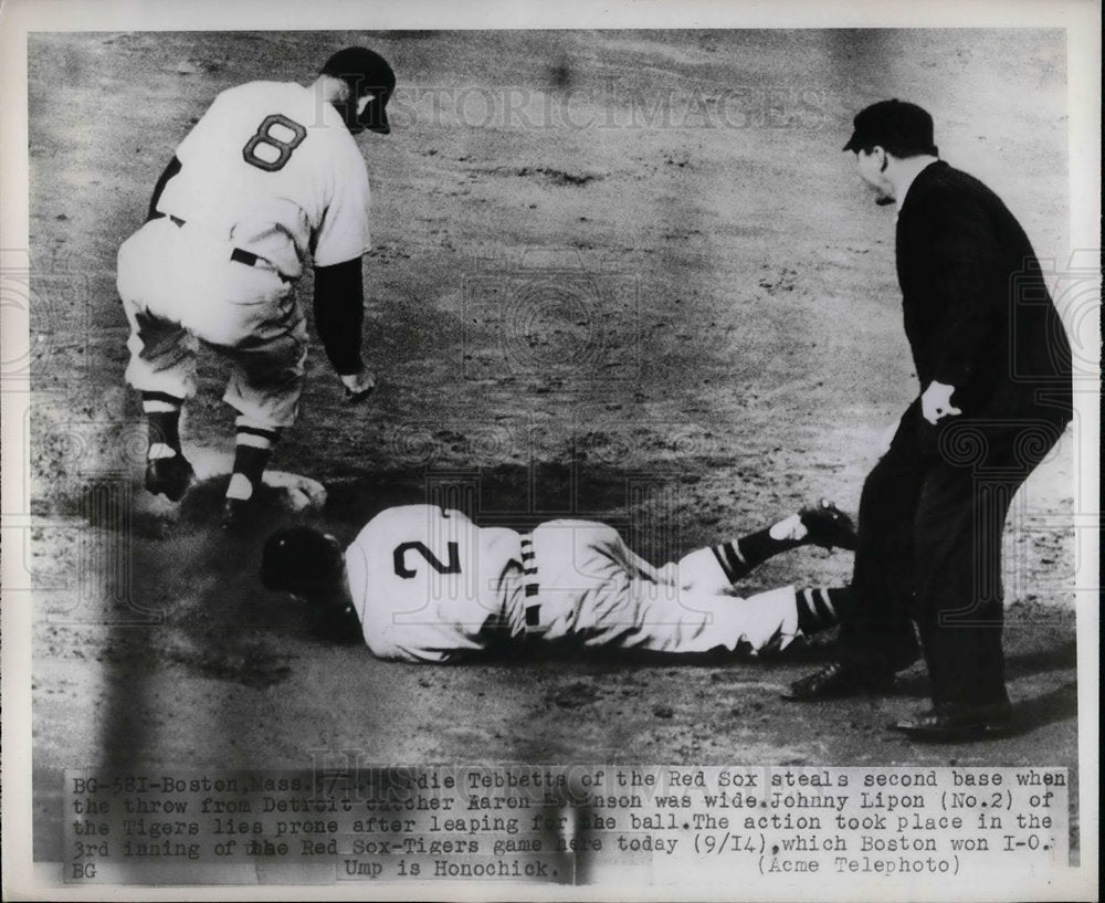1949 Press Photo Red Sox Tibbetts Steals 2nd Under Thriw From Alinson Of Tigers - Historic Images