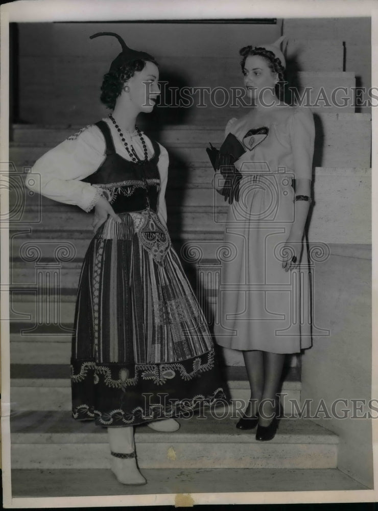 1937 Press Photo Adele Walter Florence Salusiri Madera Costume Dress - Historic Images