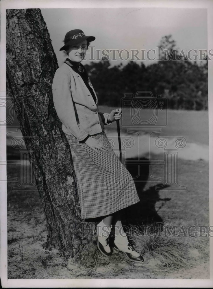 1937 Press Photo Golfer Mrs. W.K. X Allison Waiting For Turn On Tee - nea21686 - Historic Images