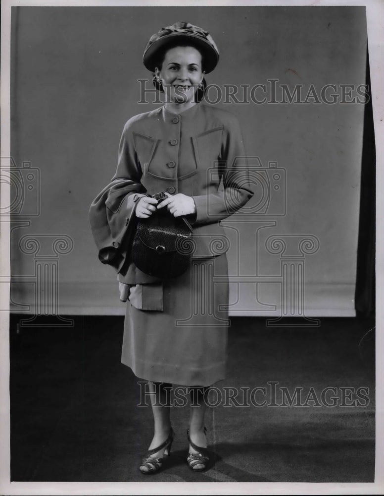 1947 Press Photo Mrs. Walter M. Nock Modeling Suit &amp; Purse - nea21689 - Historic Images