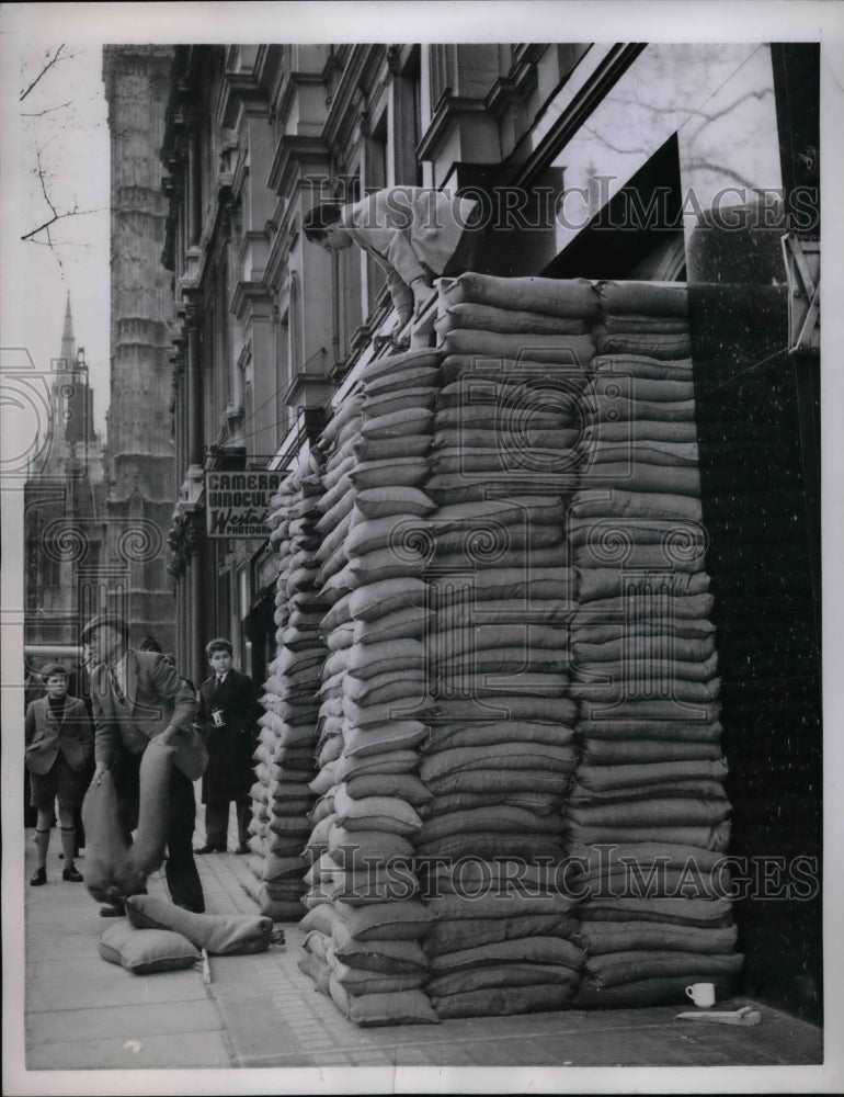 1959 Press Photo Sandbags for authentic background for film set in wartime - Historic Images