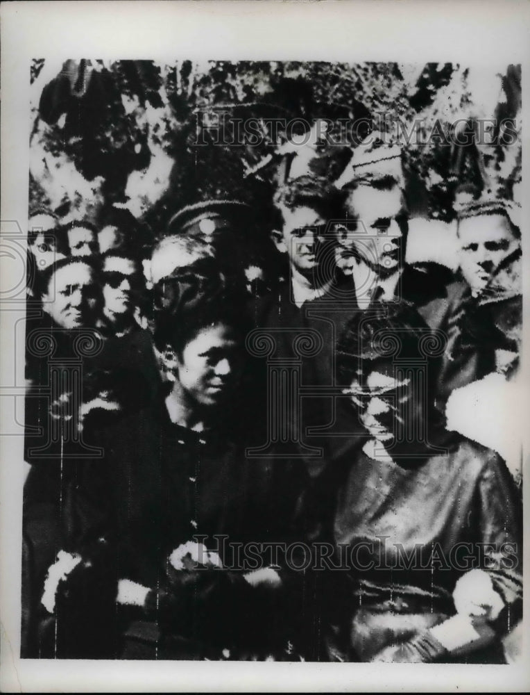 1968 Press Photo Mrs Dorothy Haupt Attends Husband&#39;s Funeral With Family-Historic Images