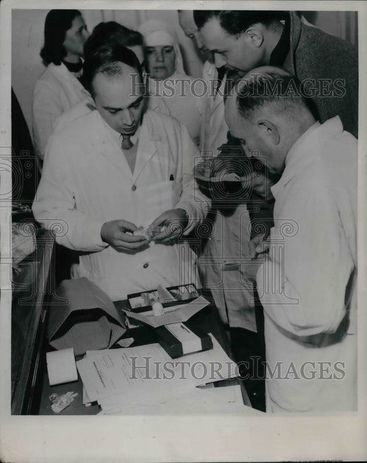 1954 Press Photo Gottfried Eder immediately treated at Innsbruck Children's-Historic Images