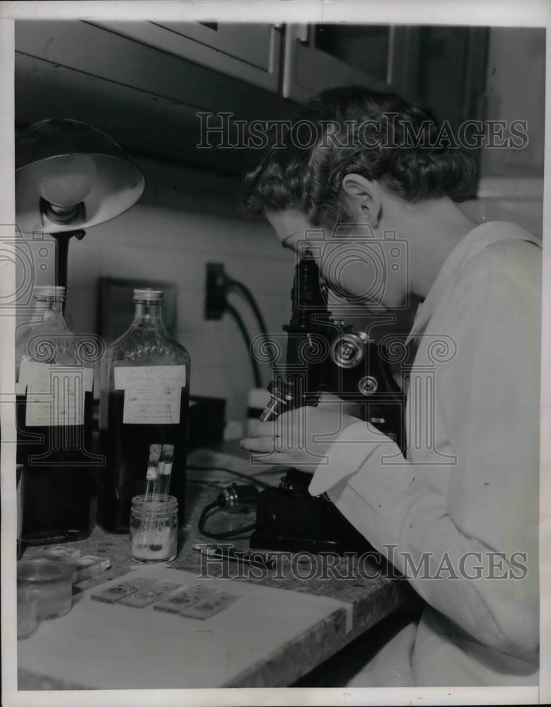 1938 Press Photo A nurse testing blood from a donor at a Los Angeles Blood Bank. - Historic Images