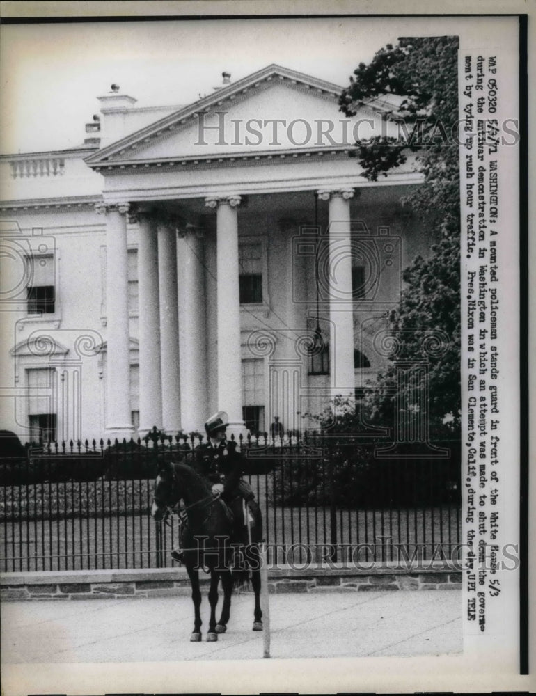 1971 A mounted policeman stands guard in front of the White House - Historic Images