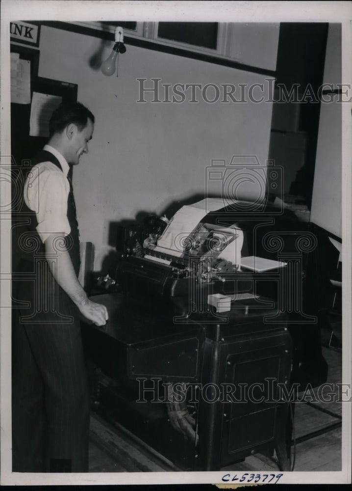 1939 Press Photo Clerk on the relief office operating machine relief card. - Historic Images